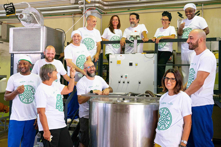 L'Arcolaio società cooperativa – Backstube und Team von L'Arcolaio in der Gefängnis-Bäckerei auf Sizilien.